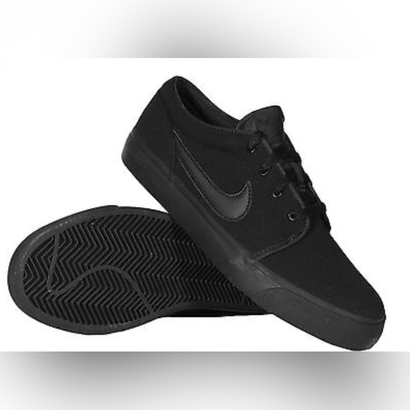 Nike Men's Toki, Black on black lace up low sneakers size 11 - Picture 1 of 6
